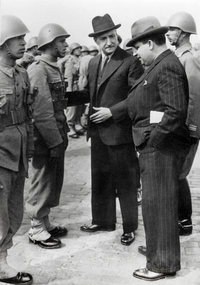 Antonio de Oliveira Salazar (1888-1970), diktator i Portugal fra 1932 til 1968, inspiserer troppene under et besøk på Azorene, 5. april 1941 (s/hv-bilde) av Unbekannt