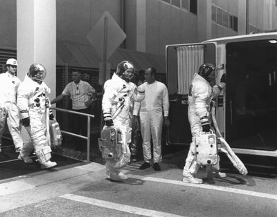 Apollo 11-mannskapet "kler seg" for nedtellingsdemonstrasjonstest av Unbekannt