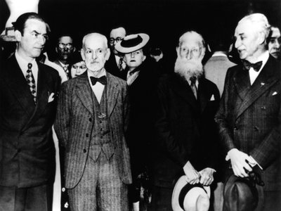 Arno Breker, tysk billedhugger, på besøk i Paris, mai 1942 av Unbekannt