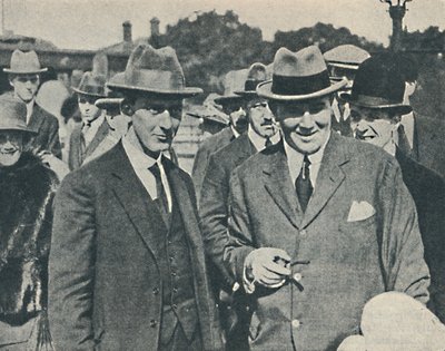 Ankomst til England. Kaptein Cecil Foster og hans overbetjent Gravesend, august, 1923, 1936 av Unbekannt