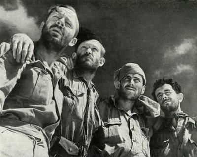 Da tyskerne kastet seg mot Alamein, gikk disse fire mennene inn i de britiske linjene, c1942-1943, 1945 av Unbekannt