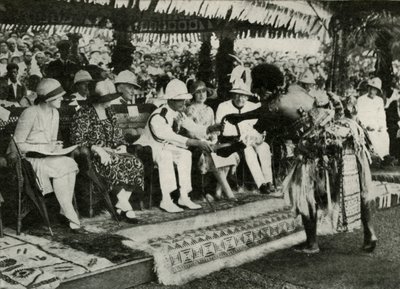 I Suva, Fiji. Presenterer en Tabua-tann av spermhvalen ...1927, 1937. av Unbekannt