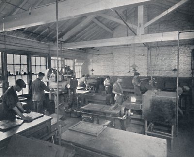 På jobb i støperiet. Lage voksformer av sidene, 1917 av Unbekannt