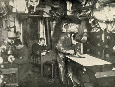 På bunnen av havet. I garderoben til en ubåt, 1919. av Unbekannt