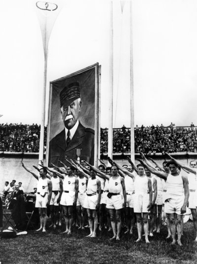 Idrettsutøvere som gir fascistisk hilsen, Parc des Princes, Paris, 1941 av Unbekannt