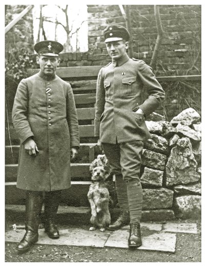 Østerrikske eller italienske soldater med en hund, februar 1918 (bilde) av Unbekannt