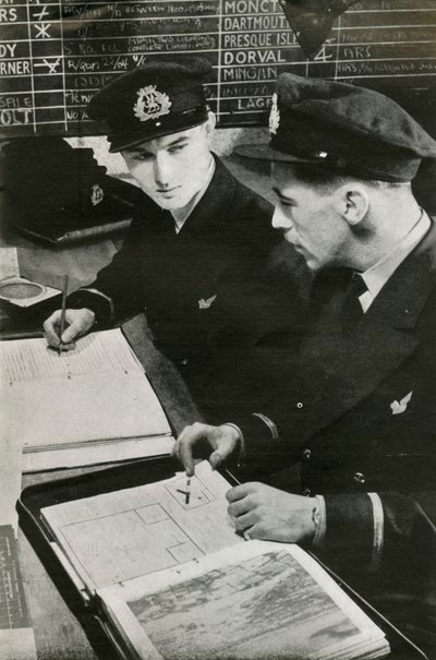 BOAC-navigasjonsoffiserer som utarbeider en flyplan, andre verdenskrig, c1939-c1944 1946. av Unbekannt
