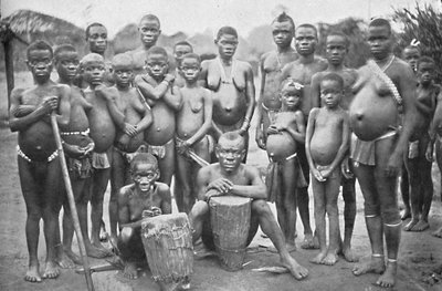 Bambute Pygmy-gruppe med to walesiske kvinner, 1902 av Unbekannt