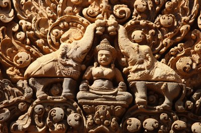 Banteay Srei-tempelet i Angkor i Kambodsja. Lakshmi, hinduistiske gudinne for rikdom og kone til guden Vishnu, blir stenket med hellig vann av to elefanter Siem Reap Kambodsja av Unbekannt