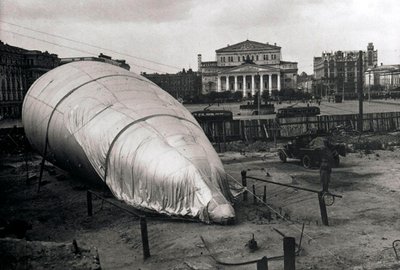 Sperreballong ved Bolshoi Theatre, Moskva, USSR, 1942 av Unbekannt