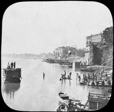 Badende ghat i Benares, India, sent på 1800- eller begynnelsen av 1900-tallet av Unbekannt