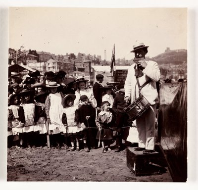 Strandunderholder, ca 1905 av Unbekannt