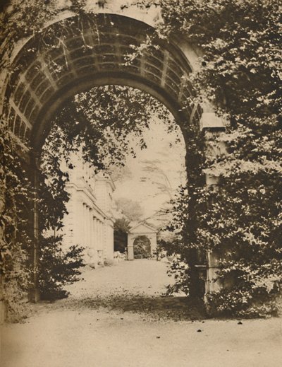 Beautiful Grounds at Gunnersbury åpnet for publikum som en ny park, c1935. av Unbekannt