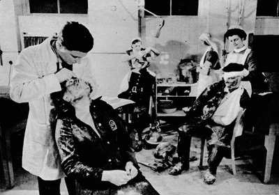 Bak linjene var det mange arbeidere. Med blitzen fortsatt på høyden, blir ofrene ivaretatt av Unbekannt