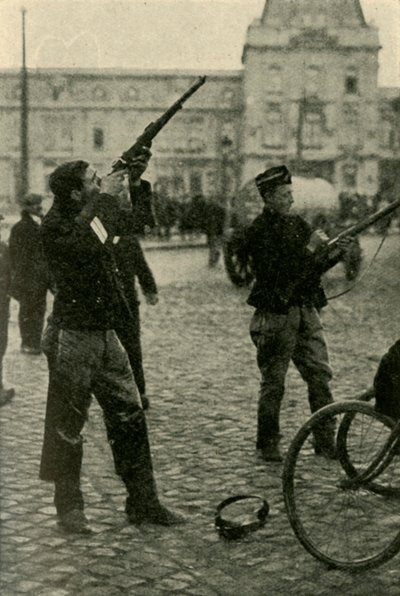 Belgiske militærsyklister skyter mot et tysk fly, første verdenskrig, 1914-1918, c1920. av Unbekannt