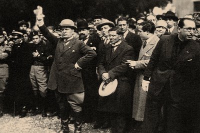 Benito Mussolini, mellom medlemmene av fascistpartiet, kort tid etter marsen mot Roma. av Unbekannt