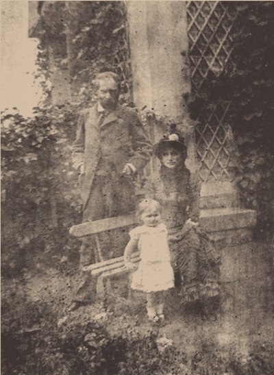 Berthe Morisot, ektemannen Eugène Manet og deres datter, Julie, ca 1881 av Unbekannt