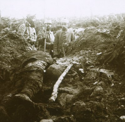 Lik og fanger, Les Éparges, Nord-Frankrike, 1915. av Unbekannt