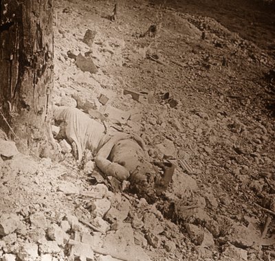Liket av død soldat, c1914-c1918 av Unbekannt