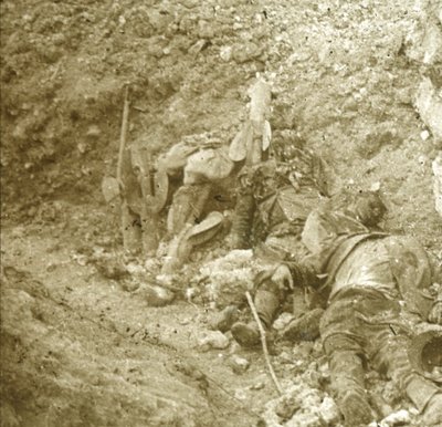 Liket av død soldat, c1914-c1918 av Unbekannt