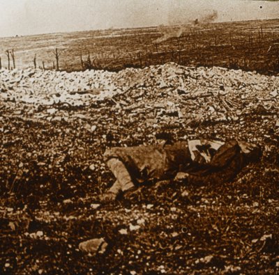 Kropp med sperreild i det fjerne, c1914-c1918 av Unbekannt