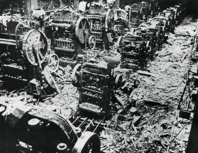 Bombeskader på en Renault-fabrikk, Sevres, Paris, 4. april 1943 av Unbekannt