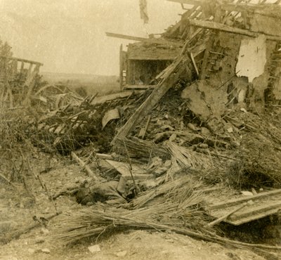 Utbombet bygning, lik av død soldat i forgrunnen, 1916 av Unbekannt