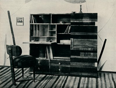 Bokhylle og stol. Designet og utført av Hans Hartl, c1927 av Unbekannt