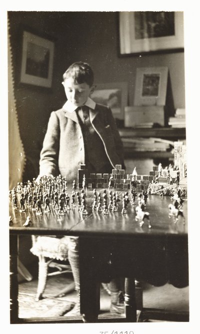 Gutt leker med leketøyssoldater, ca 1912 av Unbekannt