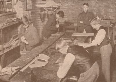 Boys of Harrow School lager skinner, krykker og andre artikler for sårede, c1916 1928 av Unbekannt