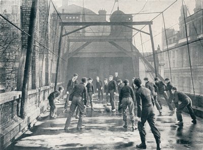 Gutter som spiller fotball på taket av St Pauls Cathedral Choir School, London, c1901 1901 av Unbekannt
