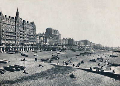 Brighton - The Hotel Métropole and Beach, 1895. av Unbekannt