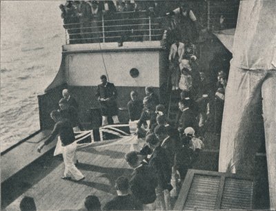 Bringing the Body on Deck, c1900, 1910 av Unbekannt