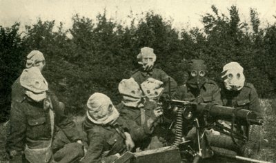 ...britisk maskingeværseksjon iført antigassmasker, første verdenskrig, 1914-1918, c1920. av Unbekannt