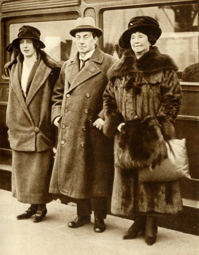 Den britiske statsministeren Stanley Baldwin med sin kone og datter, London, 27. januar 1923, 1935. av Unbekannt