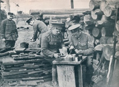 Britiske ingeniører med ekspedisjonsstyrken lager håndgranater av tobakksbokser, c1914 av Unbekannt