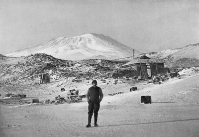 Den britiske oppdageren Ernest Shackleton ved Cape Royds base camp, Antarktis, 1908 av Unbekannt