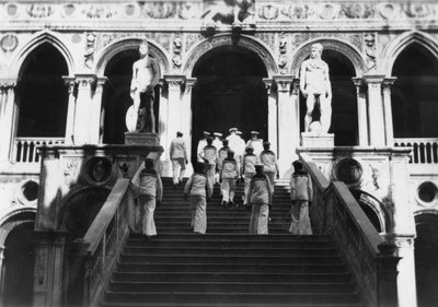 Britiske sjømenn besøker Doges-palasset, Venezia, Italia, 1938 av Unbekannt
