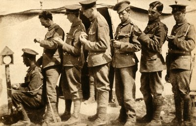 Britiske soldater synkroniserer klokkene sine på frontlinjen, første verdenskrig, 1914-1918, 1933. av Unbekannt