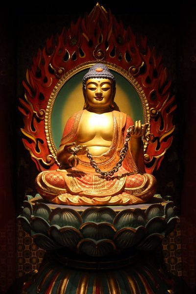 Buddha Tooth Relic Temple i Chinatown. Buddha-statue, 20160818, Singapore, Singapore av Unbekannt