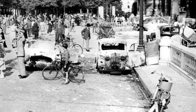 Utbrente biler, Place de la Concorde, frigjøring av Paris, august 1944 av Unbekannt