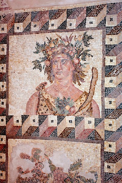 Vårbyste - Detalj av Four Season-panelet - Paphos-mosaikker, Dionysos-huset - Slutten av det 2. århundre e.Kr. - Kypros - Personification du Printemps - Detalj av mosaikken til de fire årstidene - Mosaikkene fra Paphos, Dionysos-huset - Slutt II Århundre e av Unbekannt