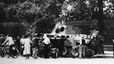 Tilskuere undersøker en forlatt tank på Rue de Medicis, frigjøring av Paris, august 1944 av Unbekannt