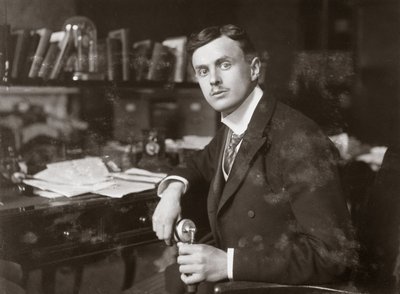 C S Rolls sitter ved skrivebordet sitt, ca 1902 av Unbekannt
