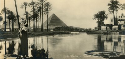 Kairo - Flomtid nær pyramidene, c1918-c1939. av Unbekannt