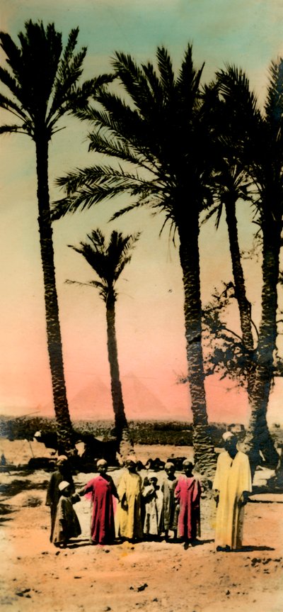 Kairo: Innfødte barn nær pyramidene, c1918-c1939. av Unbekannt