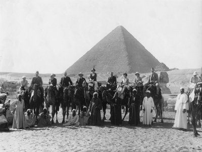 Kameltur foran en av pyramidene i Giza, Egypt, c1920-c1930s av Unbekannt