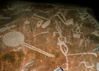 Utskårne Petroglyph Folk, hjort, elg, fugler, støvler og sirkler, 4.-3. årtusen f.Kr. av Unbekannt