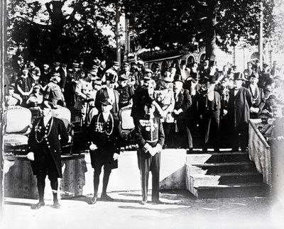 Seremoni med dignitærer og embetsmenn, c1914-c1918 av Unbekannt