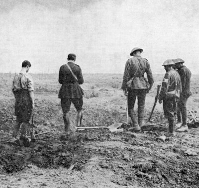 Kapellan utfører gravferd i felten mens gravfesten viser respekt, c1916 av Unbekannt